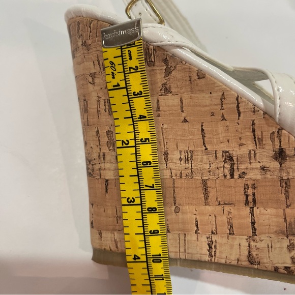 CHARMING CHARLIE size 11 white flowered cork wedge sandal flower accent straps - Picture 16 of 16